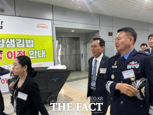 신익현 LIG넥스원 대표이사가 지난 10월 열린 ADEX 2025 비즈니스 데이에서 군 관계자와 이동하는 모습. /최의종 기자