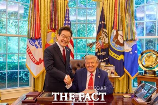 이재명 대통령과 도널드 트럼프 미국 대통령이 25일(현지시간) 미국 워싱턴D.C. 백악관에서 열린 정상회담에서 기념촬영을 하고 있다. /대통령실