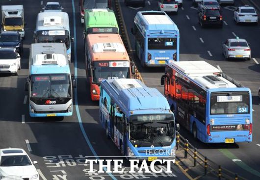 서울시가 시내버스 거리비례 요금제 검토 사실이 알려진 지 반나절 만에 철회를 결정했다. 오세훈 서울시장이 시민 부담을 우려해 재검토를 지시했다는 설명이다. 8일 서울 중구 서울역버스환승센터 모습. /뉴시스