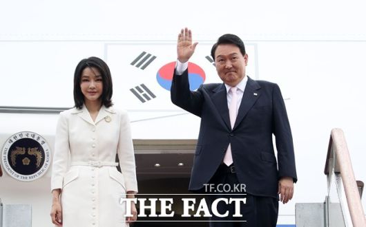 나토(NATO·북대서양조약기구) 정상회의 참석차 스페인 마드리드를 방문하는 윤석열 대통령과 부인 김건희 여사가 27일 경기도 성남 서울공항에서 공군1호기 탑승 전 손을 흔들어 인사하고 있다. 2022.06.27./뉴시스