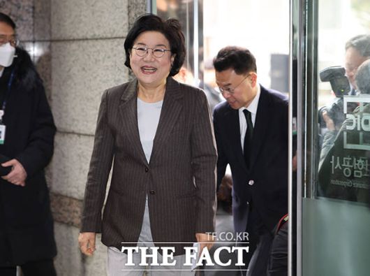 밝은 표정으로 사무실 향하는 이 후보자.