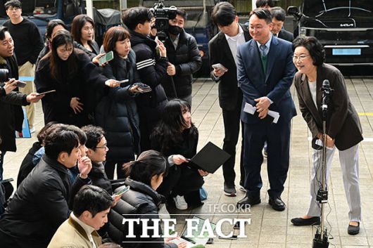 취재진의 질문은 다음에 받겠습니다.