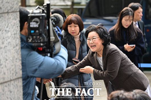 밝은 미소 보이며 취재진과 인사 나누는 이혜훈 후보자.