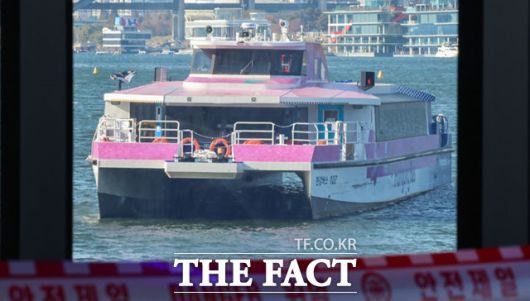 11월 16일 서울 송파구 잠실선착장 인근에 한강버스가 운항 중단된 채 멈춰있다. 한강버스는 지난 15일 잠실선착장 인근 강바닥에 걸려 멈춰 일부 구간이 운항 중단됐다./뉴시스