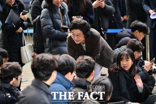 인사청문회 준비 사무실로 첫 출근한 이혜훈 장관 후보자가 취재진을 만나 허리 숙여 인사를 나누고 있다.