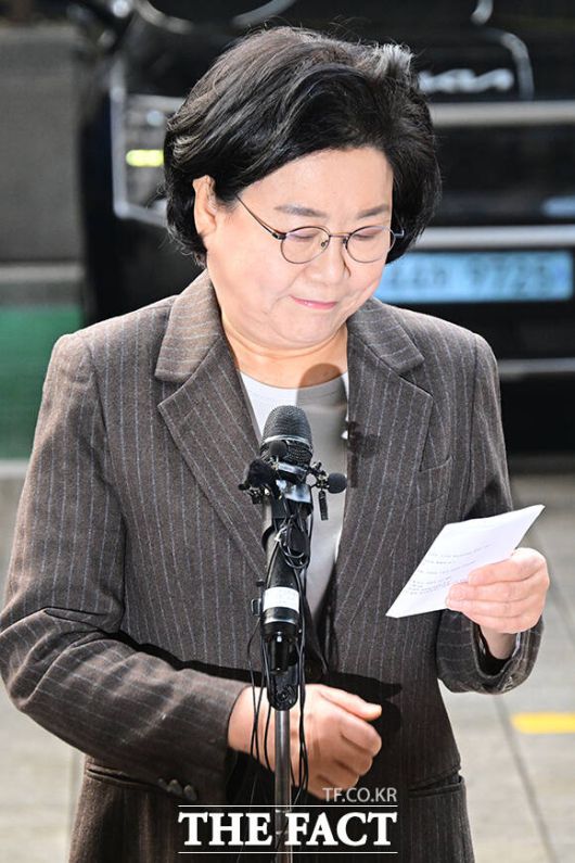 정리한 소감문 보는 이 후보자.