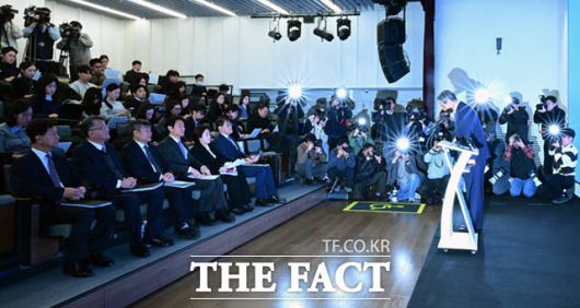 김건희 여사 연루 의혹을 수사해 온 민중기 특별검사가 29일 서울 종로구 KT광화문빌딩 웨스트에서 종합 브리핑을 열고 수사 결과를 발표에 앞서 인사하고 있다.