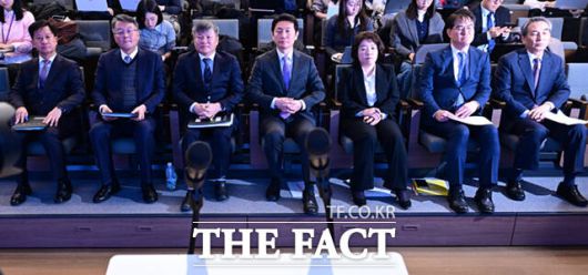 (왼쪽부터) 박노수·김경호·문형주·박상진·오정희·김형근 특검보와 민중기 특검이 29일 서울 종로구 KT광화문빌딩 웨스트에서 열린 종합 브리핑에 참석하고 있다. /이새롬 기자