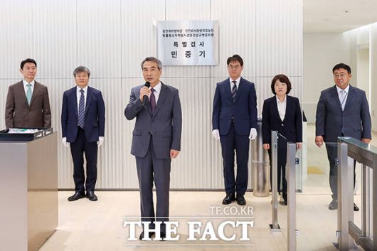 윤석열 전 대통령의 부인 김건희 여사 의혹 관련 사건을 맡은 민중기 특별검사(왼쪽 세 번째)가 2일 오전 서울 종로구 KT광화문빌딩 웨스트에 마련된 특검 사무실에서 현판 제막을 마친 뒤 발언을 하고 있다. 왼쪽부터 박상진·문홍주 특검보, 민중기 특검, 김형근·오정희 특검보, 홍지항 지원단장. /서예원 기자