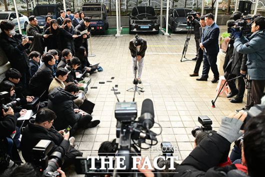 인사하는 이혜훈 후보자의 모습.