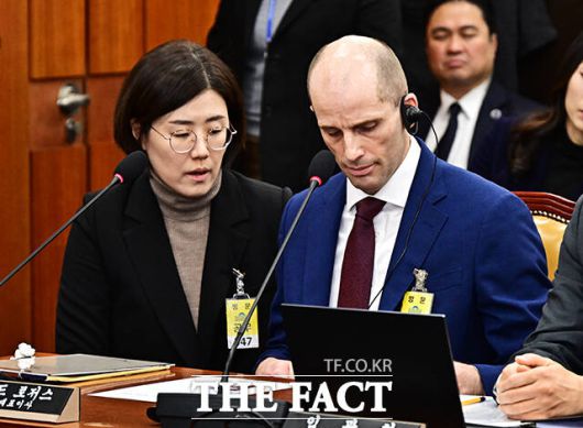 최민희 과방위원장의 강력한 경고 끝에 동시통역기 착용하는 해롤드 로저스 쿠팡 대표이사.