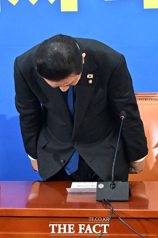 원내대표 사퇴의사 밝힌 뒤 고개숙인 김병기.