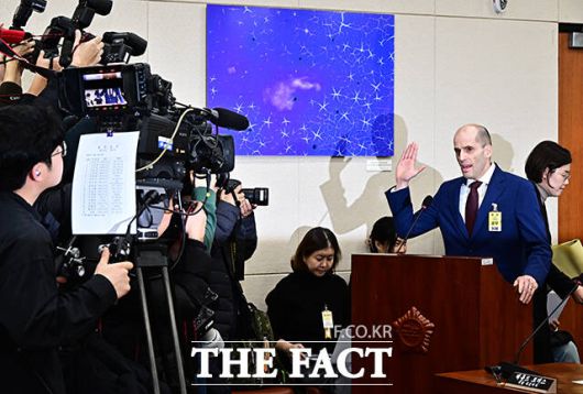 증인선서하는 해롤드 로저스 쿠팡 대표이사.