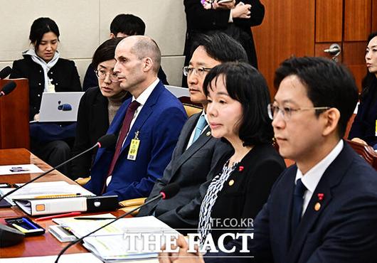 동시통역기 착용하지 않고 있는 해롤드 로저스 쿠팡 대표이사.