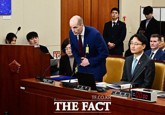 인사하는 해롤드 로저스 쿠팡 대표이사.