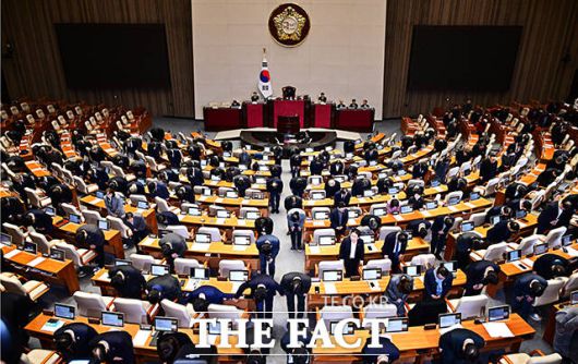 30일 오후 서울 여의도 국회에서 제430회 국회(임시회) 제3차 본회의가 열린 가운데 국회의원들이 국민들에게 새해 인사를 하고 있다. /국회=배정한 기자