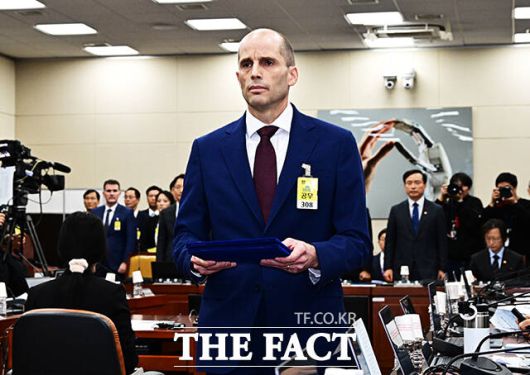 최민희 과방위원장에게 선서문 제출하는 해롤드 로저스 쿠팡 대표이사.