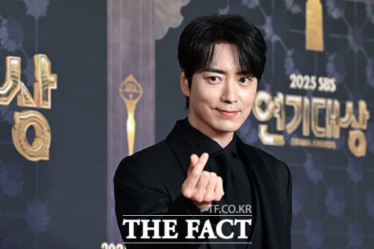 '대세는 블랙' 포즈 취하는 배우 이준혁.