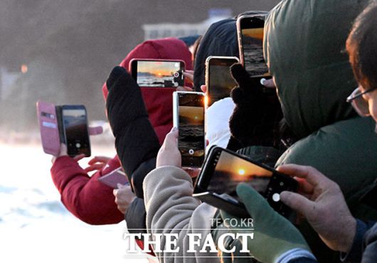 1일 오전 정동진 해수욕장을 찾은 시민들이 새해 첫 해를 카메라에 담고 있다. /강릉=이효균 기자