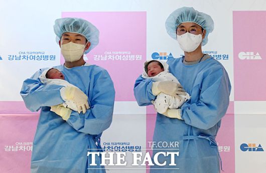 아빠 품에 안겨 2026년 병오년(丙午年) 새해를 알리는 쨈이(태명·왼쪽)와 도리(태명).