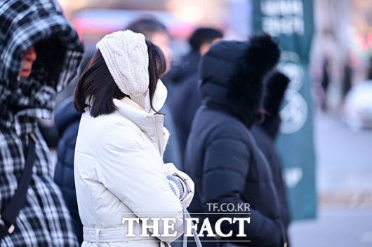 출근길에 나선 직장인들이 새해 첫 한파에 움츠리고 있다.