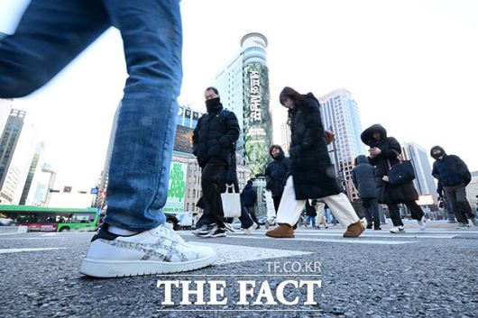 추운 날씨지만 직장 향한 발걸음.