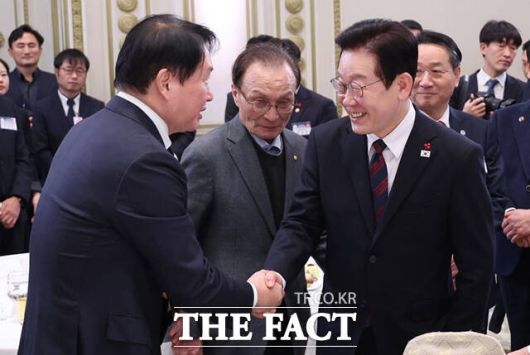 최태원 대한상공회의소 회장과 악수하는 이재명 대통령.