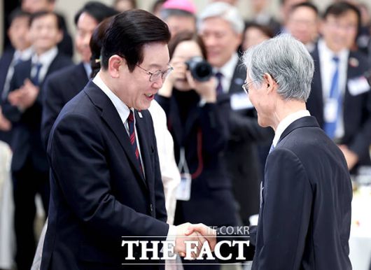 이재명 대통령이 신년인사회에 입장하며 조희대 대법원장과 악수하고 있다. /뉴시스