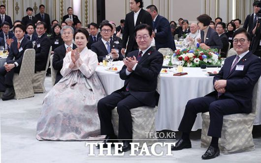 이재명 대통령(가운데)과 김혜경 여사가 2일 오후 청와대 영빈관에서 열린 2026년 신년인사회에서 박수치고 있다. /뉴시스