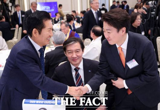 정청래 더불어민주당 대표(왼쪽)와 이준석 개혁신당 대표가 신년인사회에서 악수하고 있다.