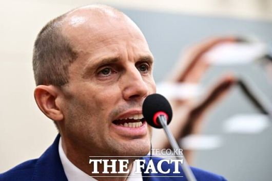 국회는 지난해 12월 30일부터 이틀간 쿠팡 침해사고 및 개인정보 유출, 불공정거래, 노동환경 실태 파악과 재발방지 관련 연석 청문회를 열었다. 사진은 해롤드 로저스 쿠팡 대표이사가 지난달 30일 국회에서 열린 '쿠팡 청문회'에 증인으로 출석해 발언하는 모습. /배정한 기자