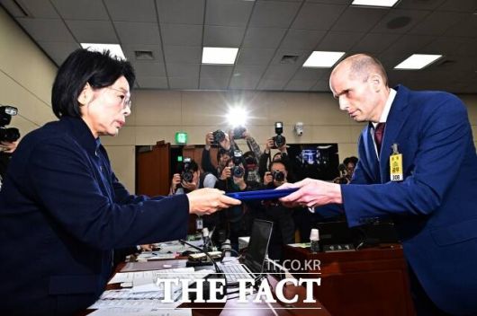 로저스 쿠팡 대표이사가 지난해 12월 30일 국회에서 열린 '쿠팡 청문회'에 증인으로 출석해 선서를 마친 뒤 최민희 과방위원장에서 선서문을 제출하는 모습. /배정한 기자