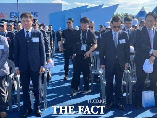 차재병 한국항공우주산업(KAI) 임시 대표(왼쪽)와 신익현 LIG넥스원 대표가 지난해 10월 17일 열린 서울 국제 항공우주 및 방위산업 전시회 2025(서울 ADEX 2025) 개막식에서 순국선열에 대한 묵념을 하는 모습. /최의종 기자