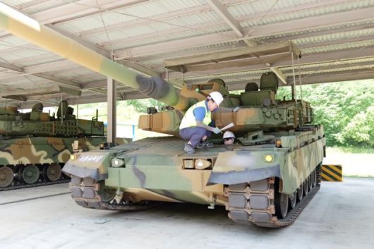 현대로템 관계자가 지난해 9월 전라남도 장성군 육군 기계화학교를 방문해 K2전차 장비 점검을 진행하는 모습. /현대로템