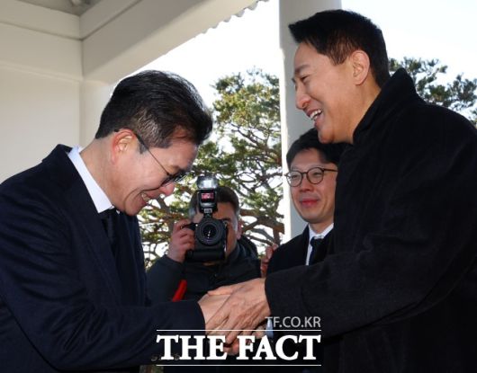 오세훈 서울시장(오른쪽)과 정원오 성동구청장이 2026년 새해 첫날인 1일 서울 동작구 국립서울현충원을 참배 후 인사를 나누고 있다. /뉴시스