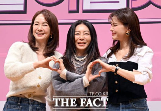 방송인 장윤정, 배우 황신혜, 방송인 정가은(왼쪽부터)이 출연하는 '황신혜의 같이 삽시다'는 오는 7일 첫 방송한다. /이새롬 기자