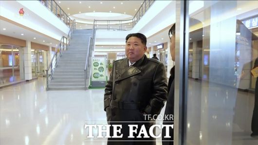 미국이 군사작전을 통해 현직 국가원수를 체포한 이번 사례가 북한 지도부에 충격을 줬을 것이란 의견도 있다. 사진은 지난달 24일 김정은 북한 국무위원장이 정평군 지방공업공장, 종합봉사소 준공식에 참석했던 모습이다. /뉴시스, 조선중앙TV 갈무리