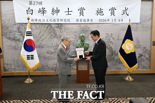 대상 수상한 우원식 국회의장(오른쪽).