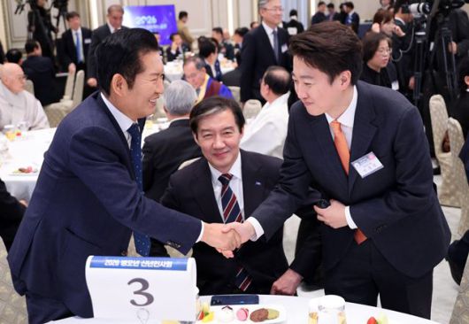 정치권은 대안정당으로 주목받는 개혁신당 행보에 촉각을 곤두세우고 있다. 사진은 왼쪽부터 정청래 더불어민주당 대표, 조국 조국혁신당 대표, 이준석 개혁신당 대표. /뉴시스