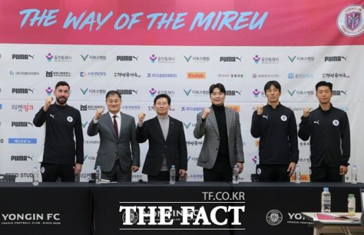 최윤겸 용인FC 초대 감독(왼쪽 두 번째)이 4일 창단식을 갖고 이상일 용인특례시장(왼쪽 세 번째)과 이동국 테크니컬 디렉터 및 선수들과 기념사진 촬영을 하고 있다./용인시