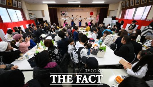 재일본대한민국민단 오사카 야오지부가 지난달 21일 일본 오사카에서 ‘제19회 떡메치기 행사’를 연 가운데 참석자들이 공연을 관람하고 있다. /오사카=서예원 기자