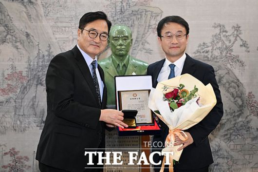 '신사의원 베스트 10'에 선정된 한병도 더불어민주당 의원(오른쪽).