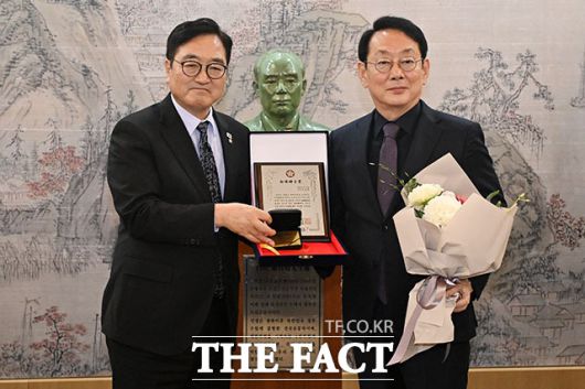 '신사의원 베스트 10'에 선정된 김도읍 국민의힘 의원(오른쪽).