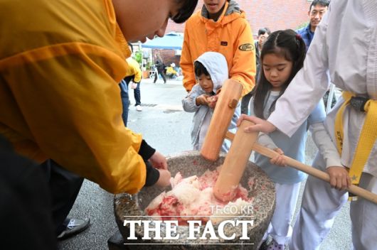재일본대한민국민단 오사카부가 지난달 21일 일본 오사카에서 ‘제19회 떡메치기 행사’를 연 가운데 어린이들이 떡을 만들고 있다. /오사카=서예원 기자