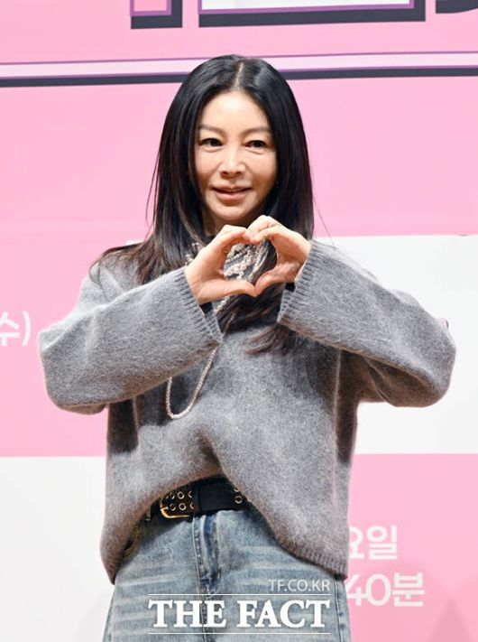 배우 황신혜가 '황신혜의 같이 삽시다'에서 메인 호스트를 맡아 프로그램을 이끈다. /이새롬 기자