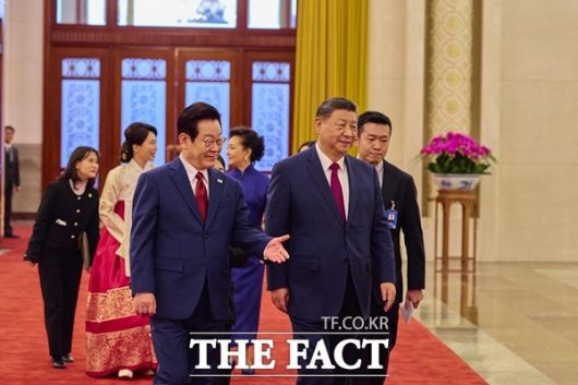 이재명 대통령이 5일(현지시간) 오후 중국 베이징 인민대회당에서 열린 공식환영식에서 시진핑 중국 국가주석과 이동하고 있다. /베이징=뉴시스