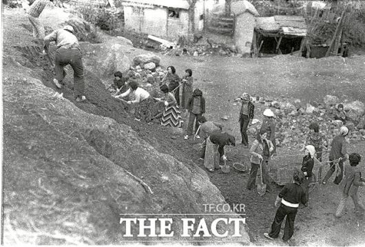 수십 년 전 체육관 건립을 위해 동원된 주민과 학생들이 공사에 참여하고 있다. /울릉군