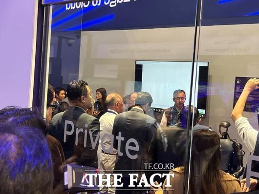 퀄컴 아카시 팔키왈라 COO와 면담한 정의선 현대차그룹 회장. /최의종 기자