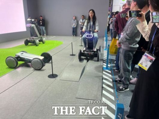 현대자동차그룹 관계자가 6일(현지시간) 미국 라스베이거스에서 열린 CES 2026 현대차그룹 부스에서 모베드 어반 호퍼 모델을 시연하고 있다. /최의종 기자