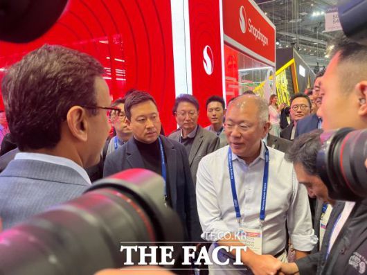 정의선 현대차그룹 회장이 CES 2026 전시 내용을 둘러보며 LG전자와 퀄컴, 두산 등 관계자를 만났다. /최의종 기자